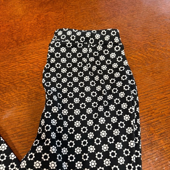 SO size small Black and White Floral High Rise Flare leggings super fun - Picture 6 of 7